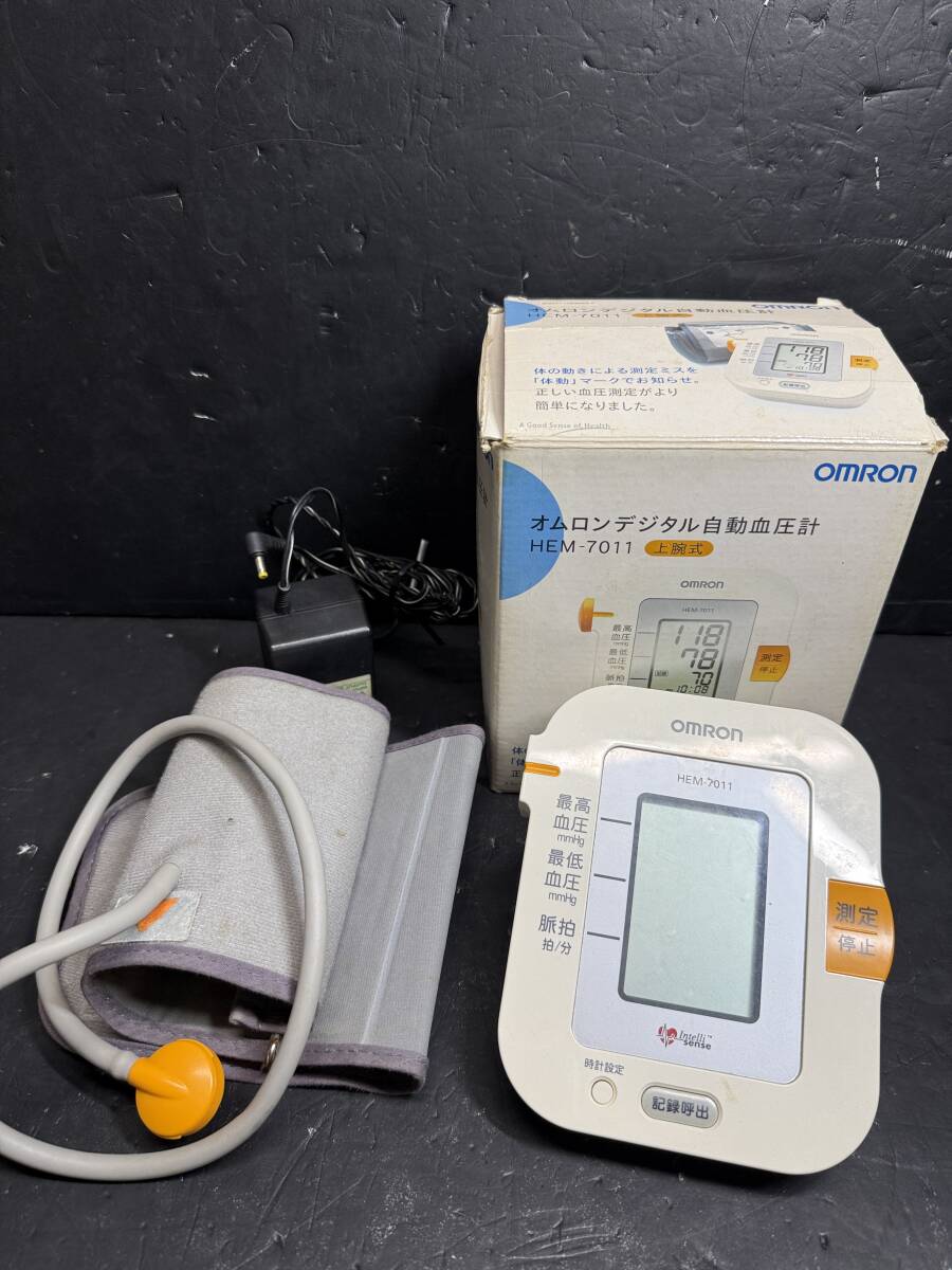 ★コレクター必見 格安出品 動作品 OMRON HEM-7011 オムロン デジタル自動血圧計 ファジィ 上腕式 健康管理 血圧測定 在宅 現状品 Se920