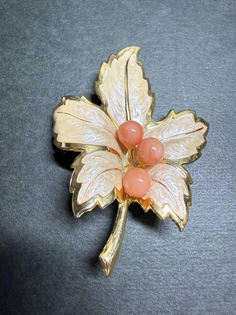 ★コレクター必見 ビンテージ 珊瑚？ 葉っぱモチーフ ブローチ レディース アクセサリー 飾り コレクション Se930