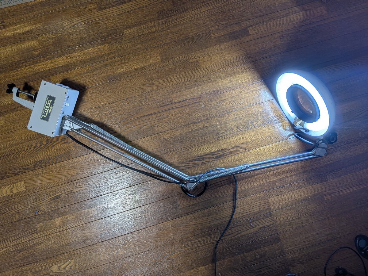 インダストリアル　オーツカ光学の照明拡大鏡「MODEL SKK-F」中古品です。