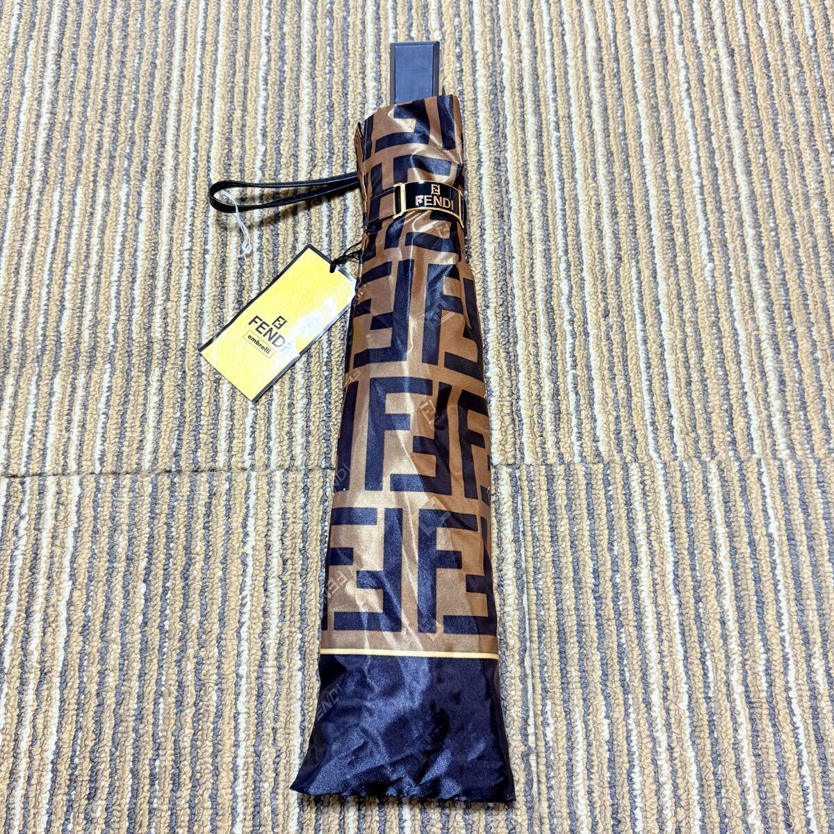 美品未使用タグ付き　 FENDI フェンディ　ズッカ柄　 FF柄　文字ロゴ総柄　 晴雨兼用折りたたみ傘　ムーンバット　日本製　収納時40cm新品