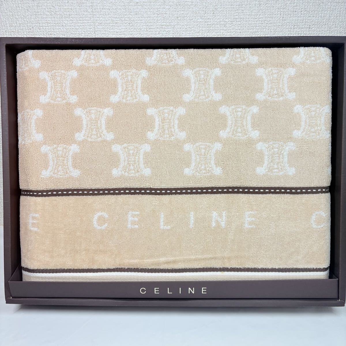 美品未使用品　 CELINE セリーヌ　タオルケット　マカダム　トリオンフ　総柄　文字ロゴ　ベージュ　140×190cm 西川産業　日本製