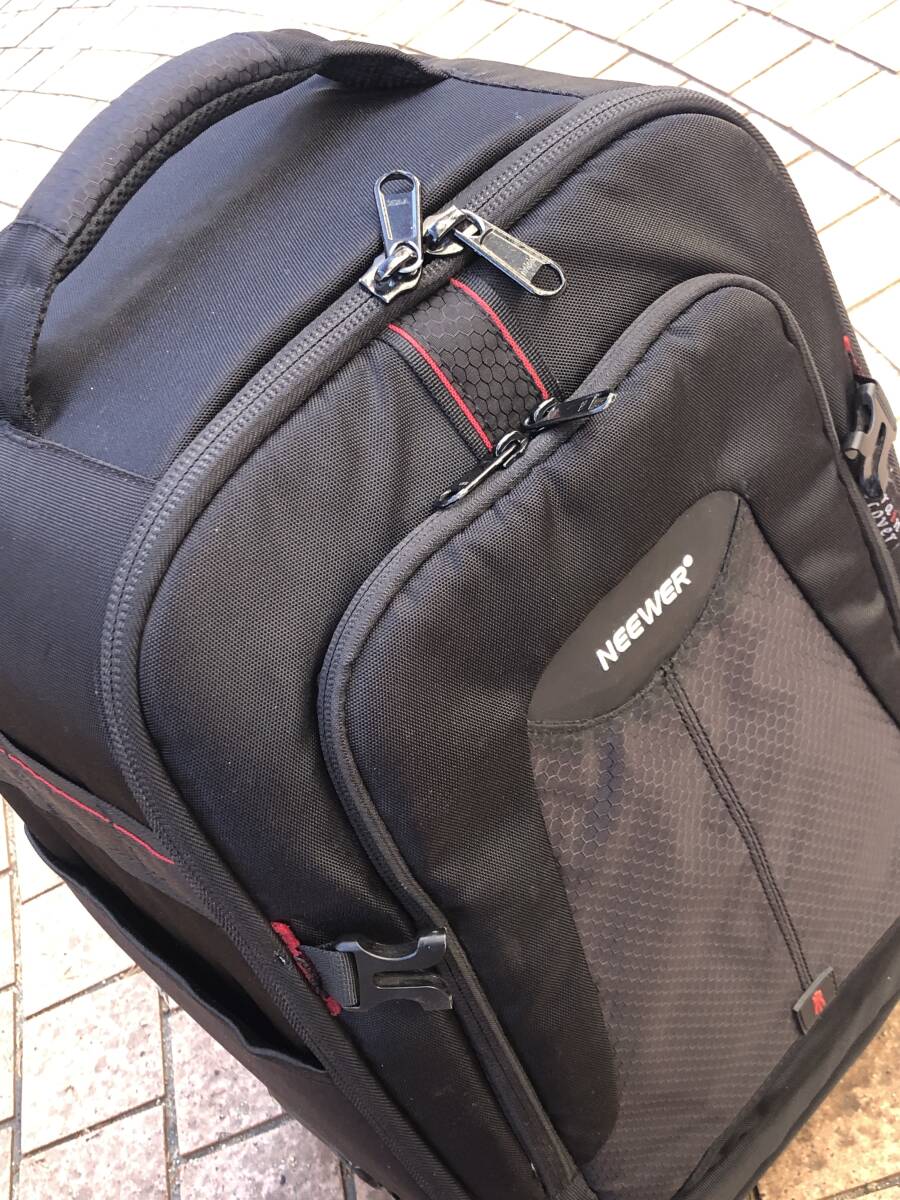 NEEWER製のカメラバッグ ローリングキャリータイプ