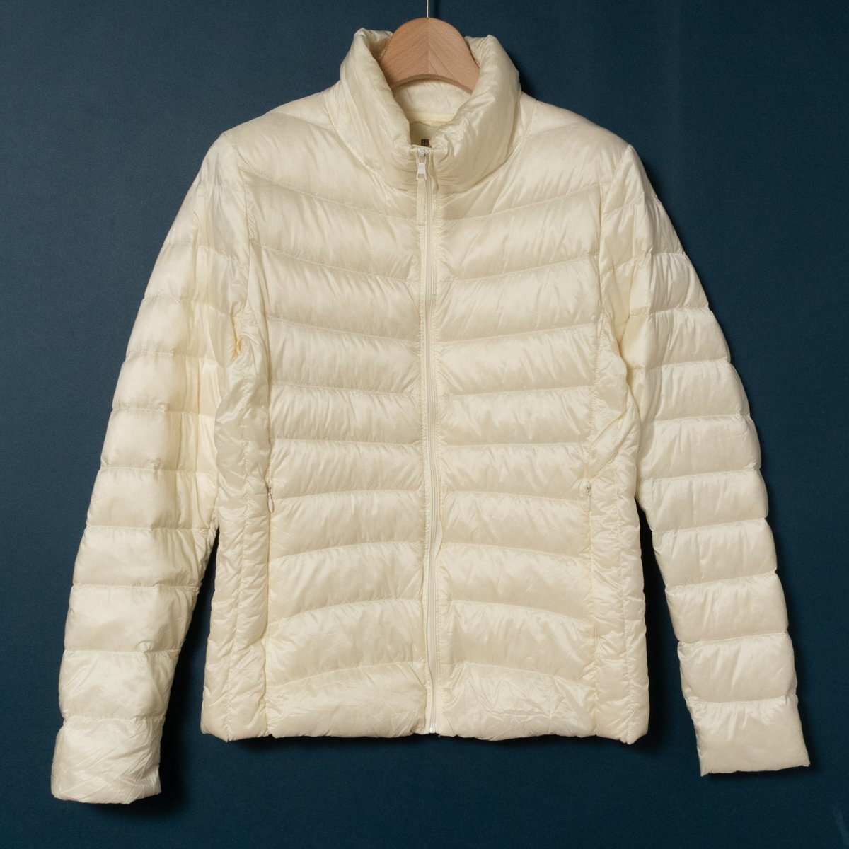 UNIQLO ユニクロ レディース ウルトラライトダウンジャケット サイズM オフホワイト 収納袋付き 無地 シンプル 軽量 ナイロン アウター
