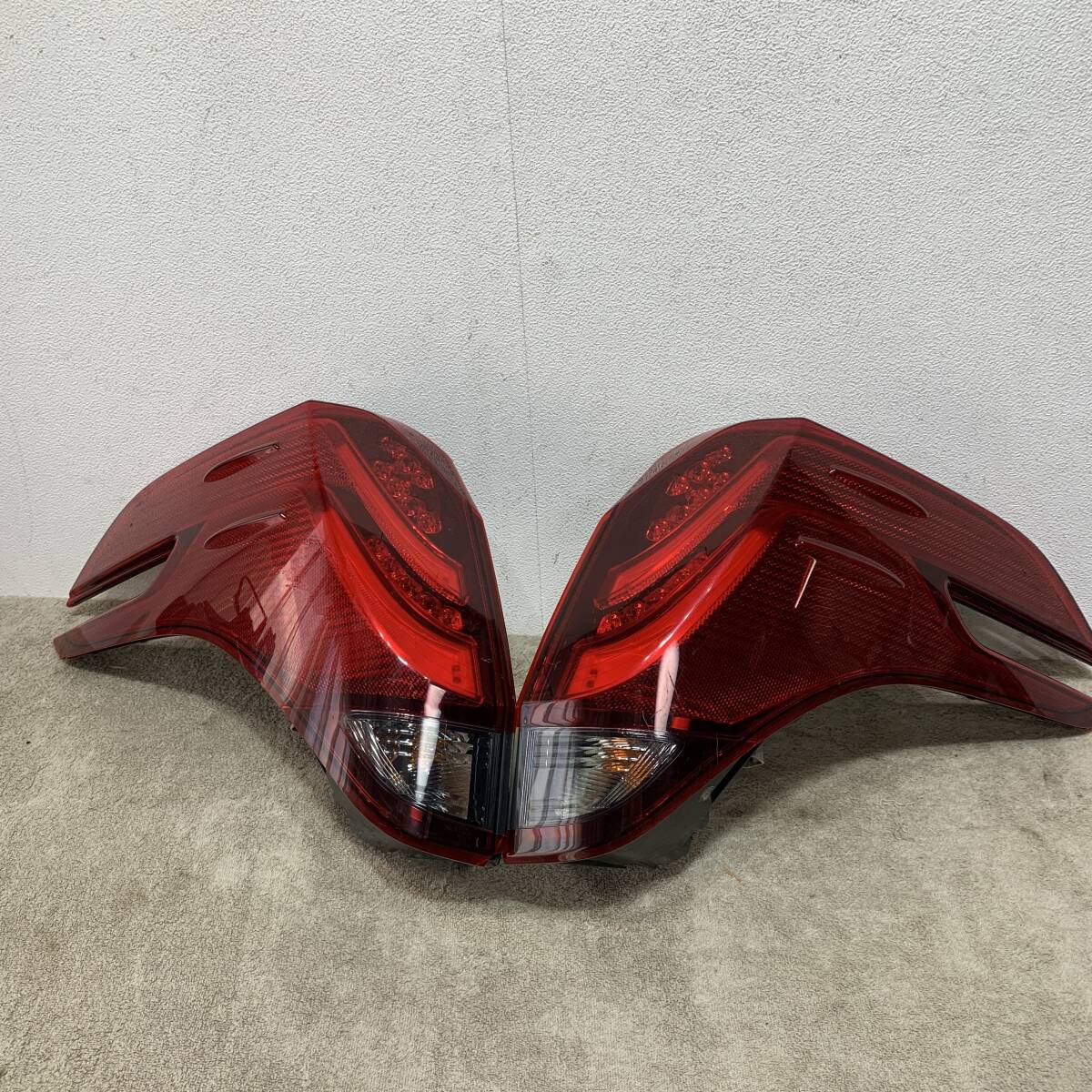 アルファード　TOYOTA　トヨタ　左右セット　テールランプ　KOITO　58-68　XZ4154