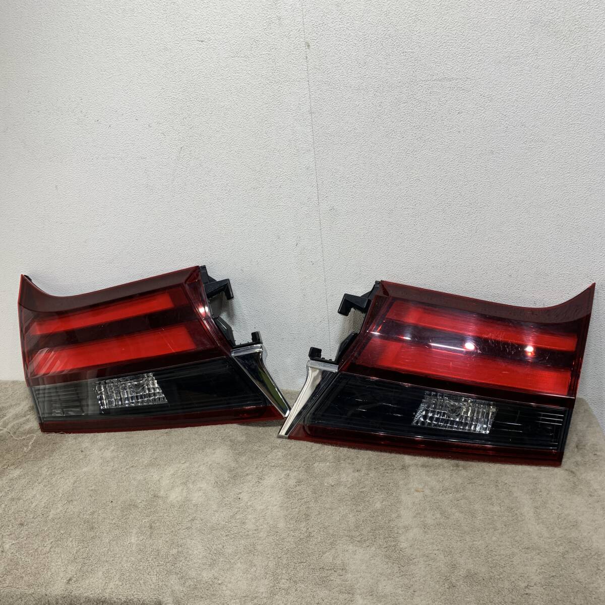 アルファード　30系　TOYOTA　トヨタ　純正　左右セット　LED　テールランプ　フィニッシャーパネル　KOITO　58-70　XZ4161
