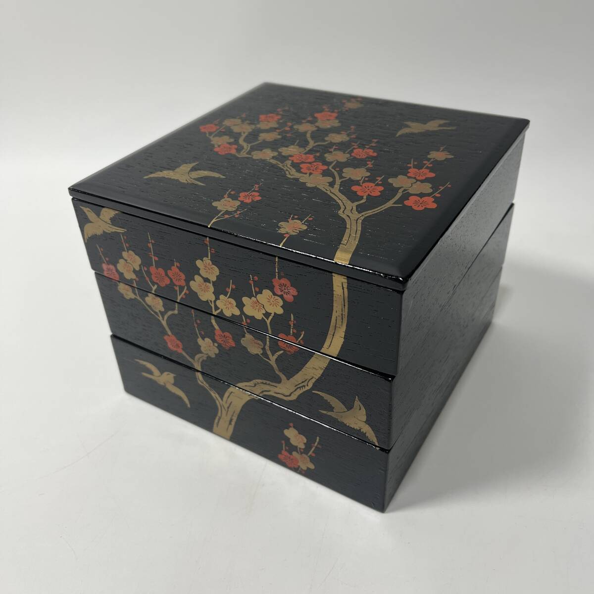 【61866V】未使用 三段重 重箱 天然木加工品 漆器　梅 鳥 お弁当 お祝い事に 現状品 経年保管品