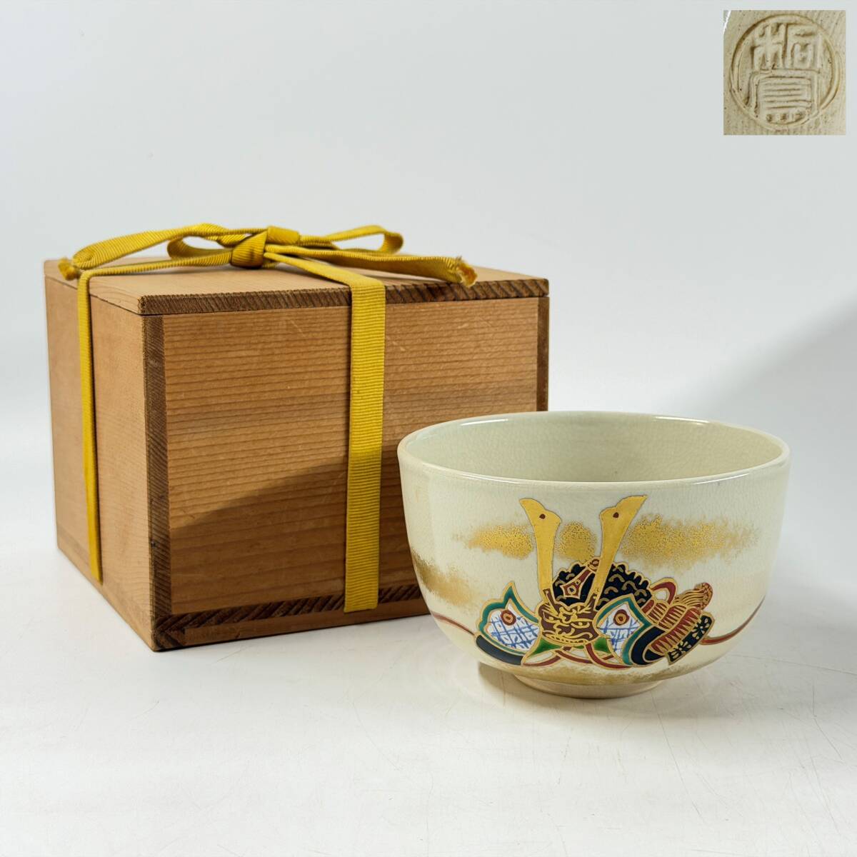 【62716Q】京焼 清水焼 桐島銘 銘印在 金彩色絵 兜図 抹茶碗 共箱 茶道具 茶器 経年保管品 現状品
