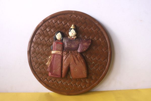 壁掛け　木彫りのお雛様　ひな人形　壁飾り　ハンドメイド　サイズ：外径25㎝×厚3㎝/20N12-21