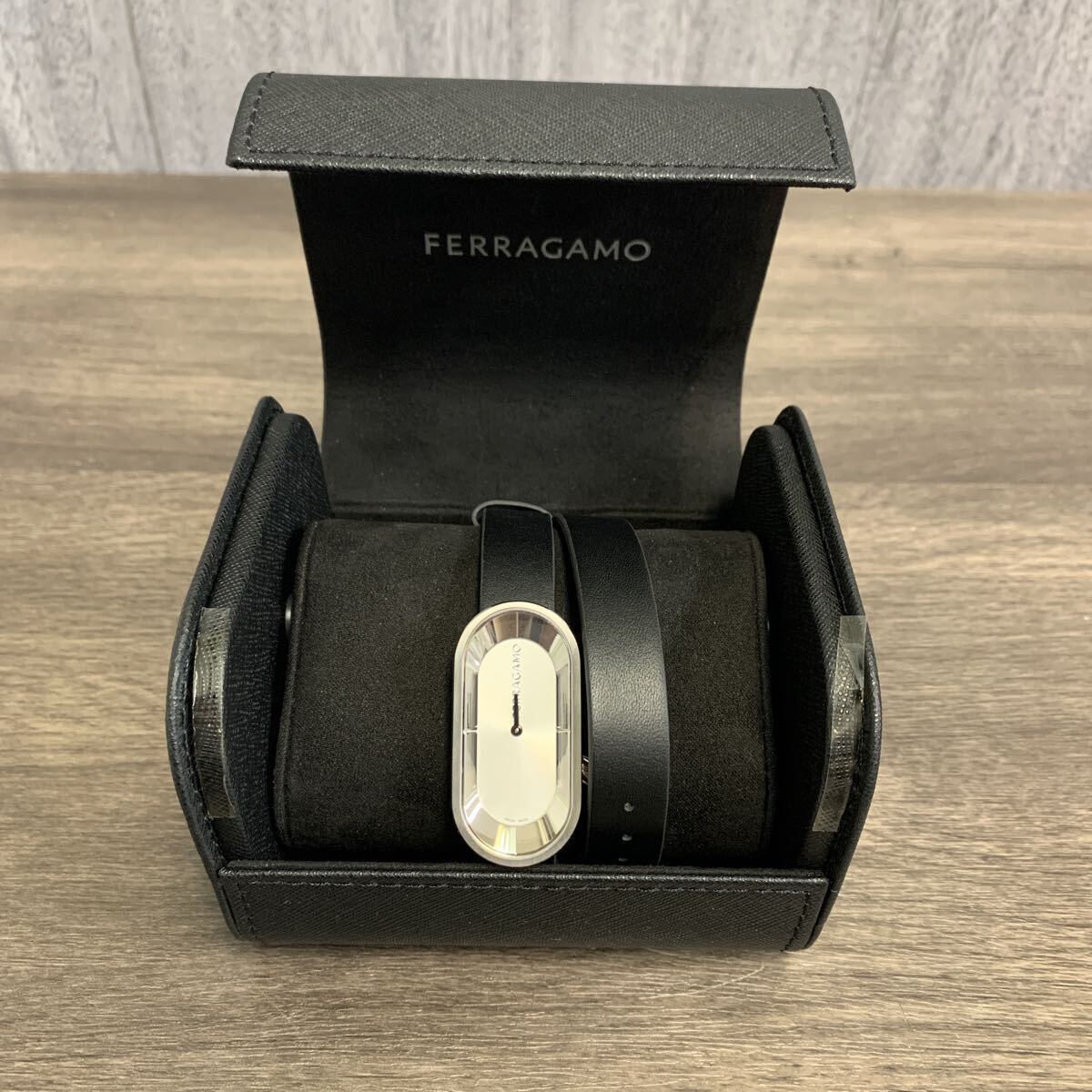 y122307m FERRAGAMO（フェラガモ）レディース　腕時計 クオーツ　SFK300123