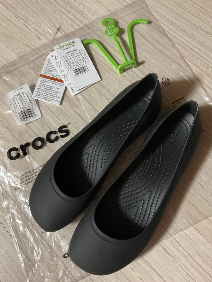 送料無料★新品W8(24.5~25.0cm)【クロックス】ブルックリンフラットパンプス★軽量黒ブラック無地シンプルオフィスフォーマル通勤通学
