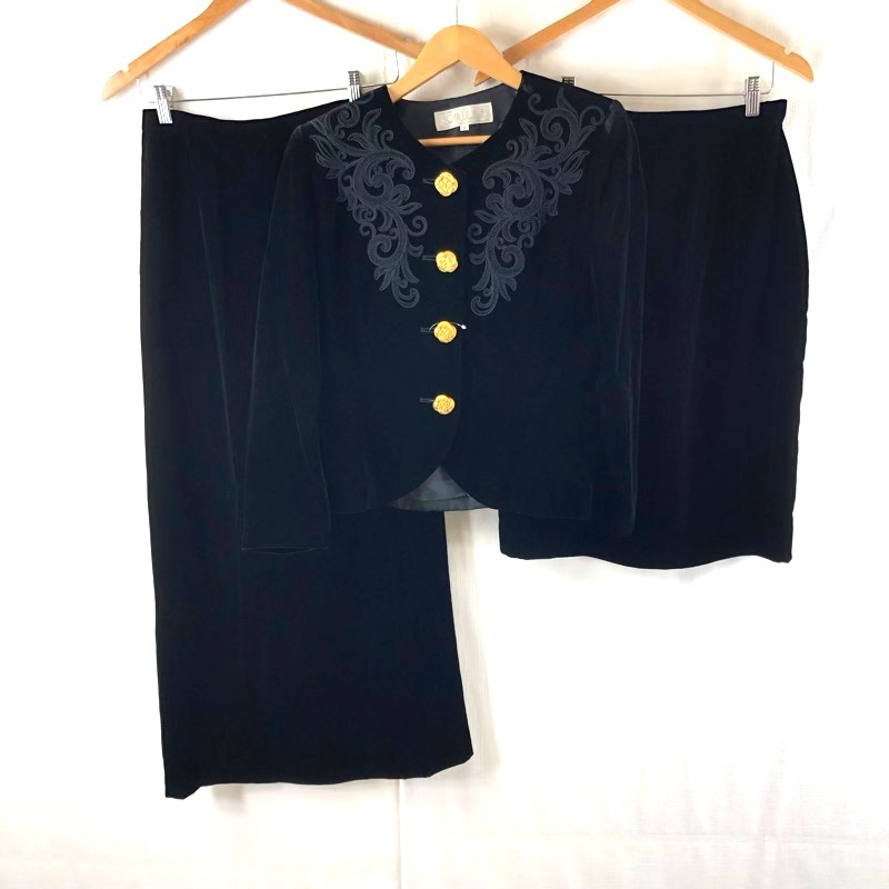 東京ソワール ソワール ドルチェ SOIR DOLCE スーツ スカートスーツ 3点 ジャケット 刺繍 金ボタン ベロア 黒 977848