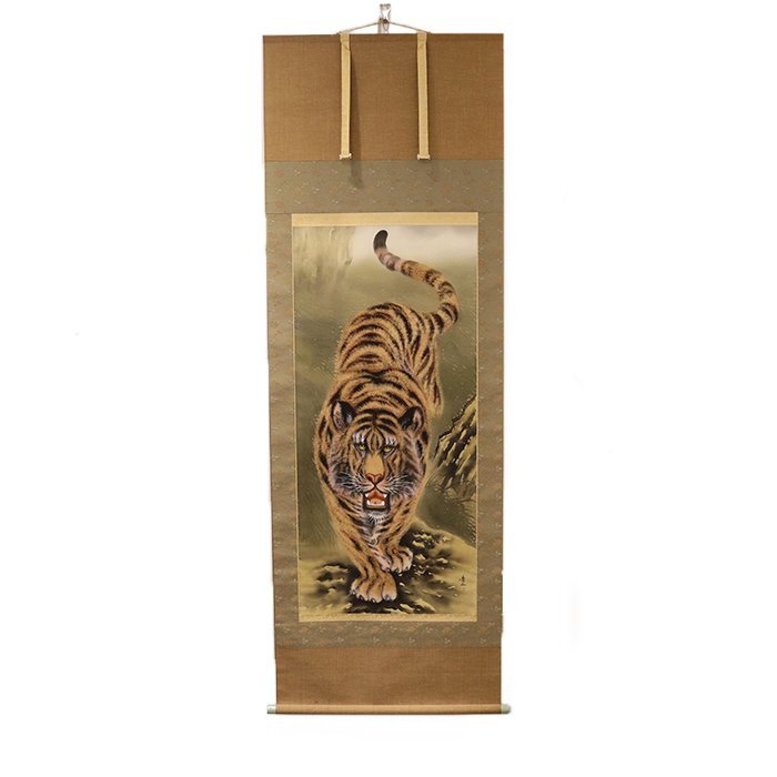 【骨董品】掛軸 戸谷秀二(とたにしゅうじ) 「猛虎」 尺八立 絹本 とら 虎 動物 日本画 美術年鑑掲載作家 共箱 送料880円