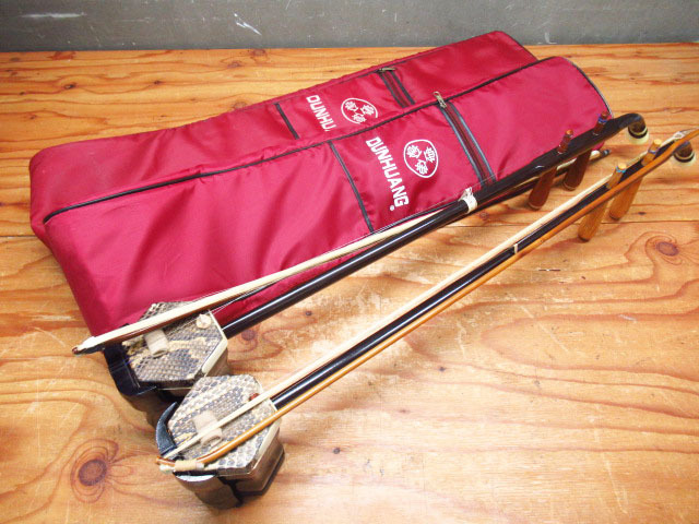 ジャンク 2点セット 蘇州式二胡 特殊形状二胡 DUNHUANG ドンファン 本革 蛇皮 弓 ケース付き 中国 民族楽器 弦楽器 現状品 管理7S1212D-G1