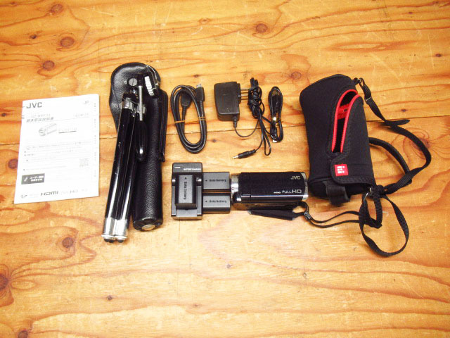 JVC ケンウッド ビデオカメラ GZ-HM133-B バッテリー×2 収納ケース スタンド 説明書付き 通電確認済み 現状品 管理7S1212H-B2