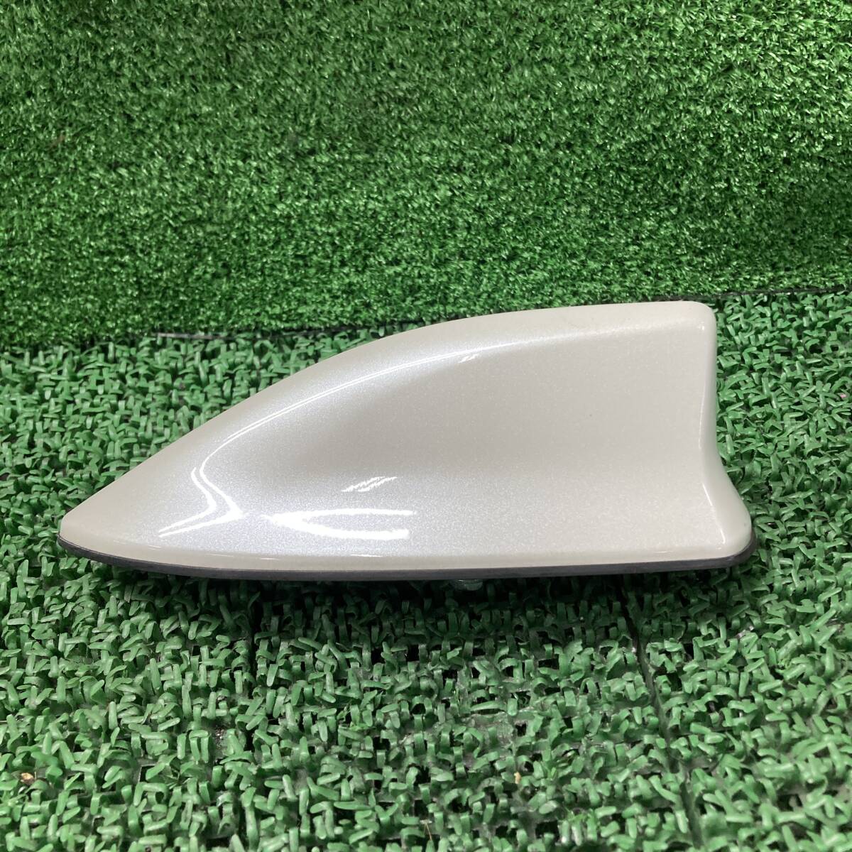 ★☆値下げ再出品！！ カローラスポーツ G ZWE211H シャークアンテナ カラー 070 ホワイト系(A1876)☆★