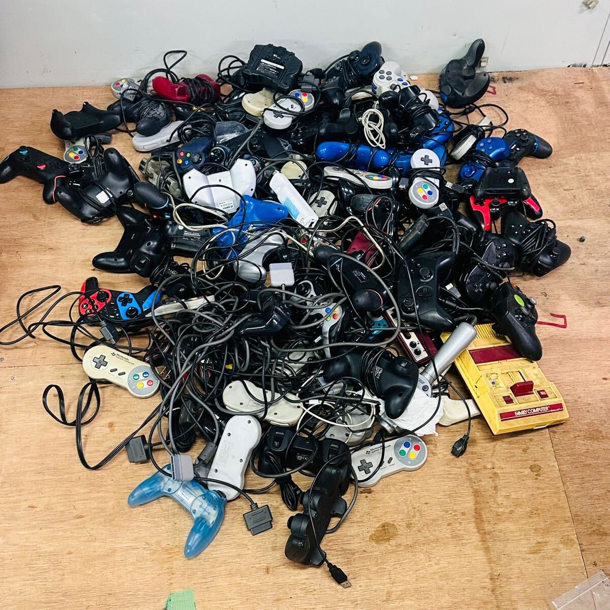 各種 ゲーム機用 コントローラー 混載 大量セット 90ピースまとめ売り 現状渡し