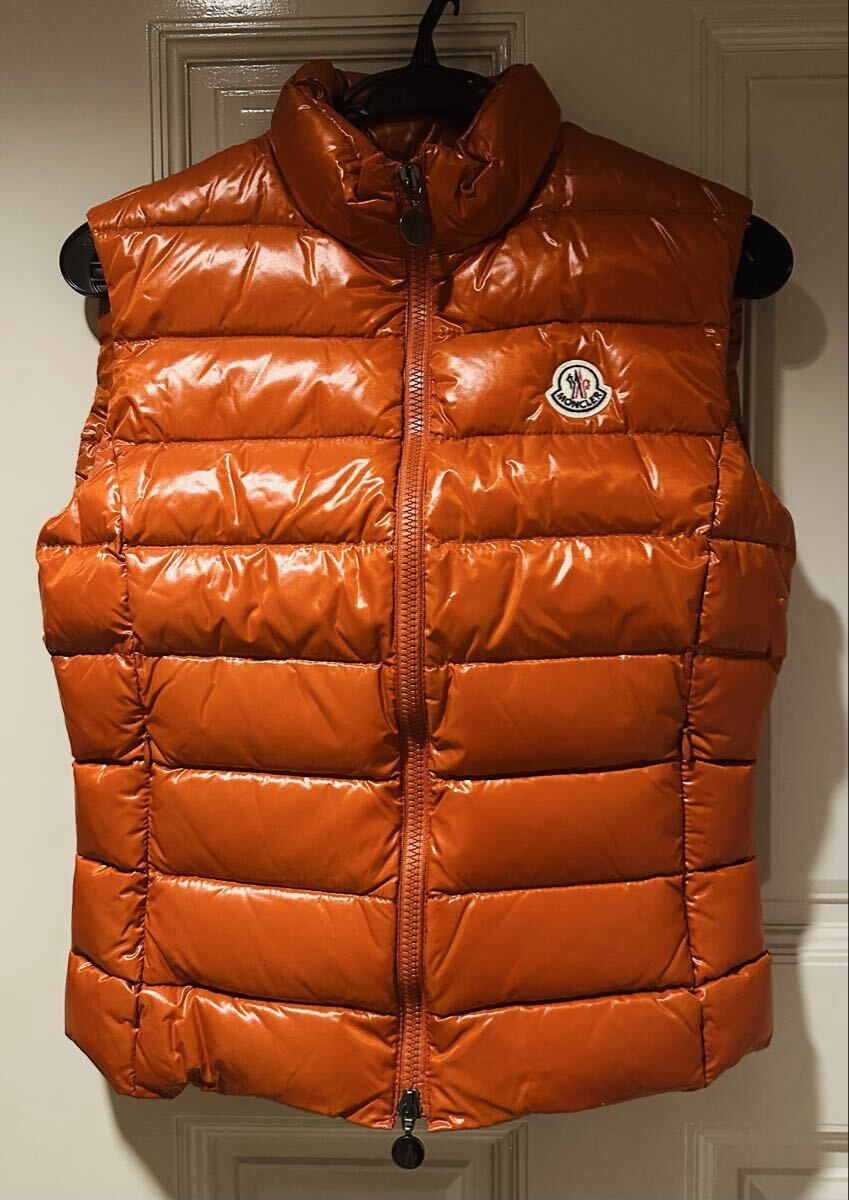 新品【モンクレール】ダウンベスト オレンジ 0サイズ ロゴワッペン MONCLER ダウンジャケット ダウン ベスト レディース 人気 ユニセックス