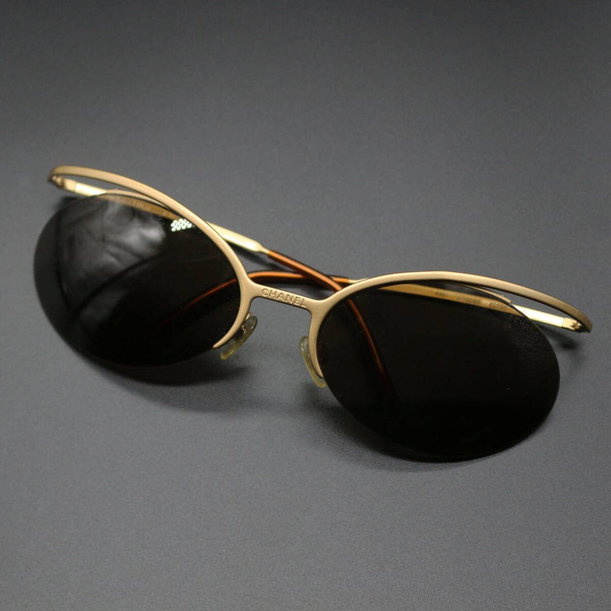 CHANEL / サングラス / 4001 c.102／93 63□20 125 / リムレス / 金属フレーム / シャネル / アイウェア / メガネ / 眼鏡 / ケース付き