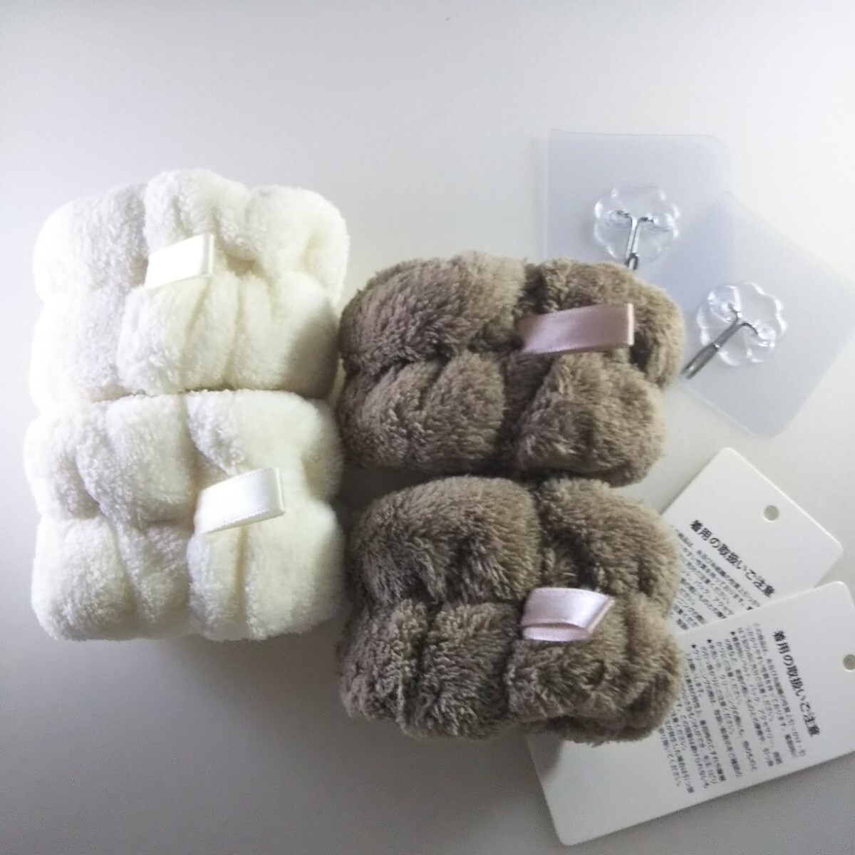 匿/ゆうパケットmini送込【未使用 2色（合計4個）シールタイプフック2個】　洗顔用リストバンド オフホワイト ブラウン