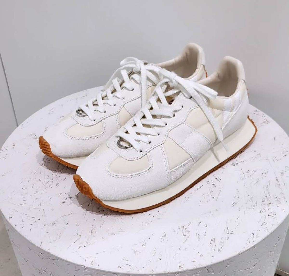 タオ コムデギャルソン tao×PATRICK スニーカー 24.5cm 取り外し可能なチャーム仕様 モヘアのポンポン装飾付き 今期 2025