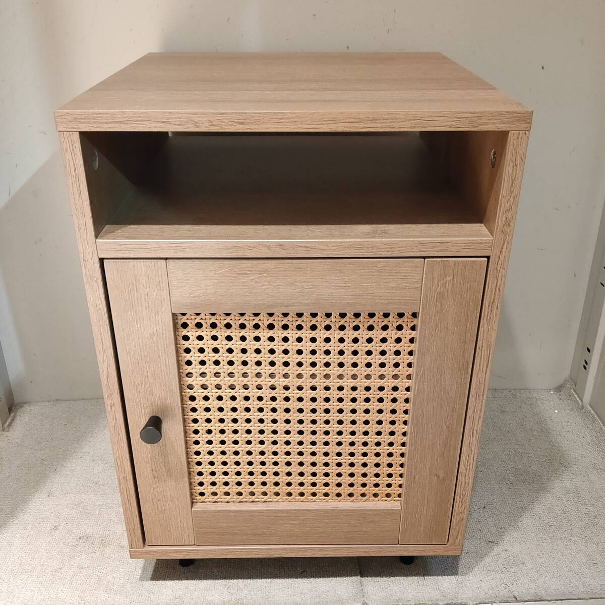 122102●② 美品 Distri ラタン調 サイドテーブル 35×35×52cm サイドチェスト 脚付き●