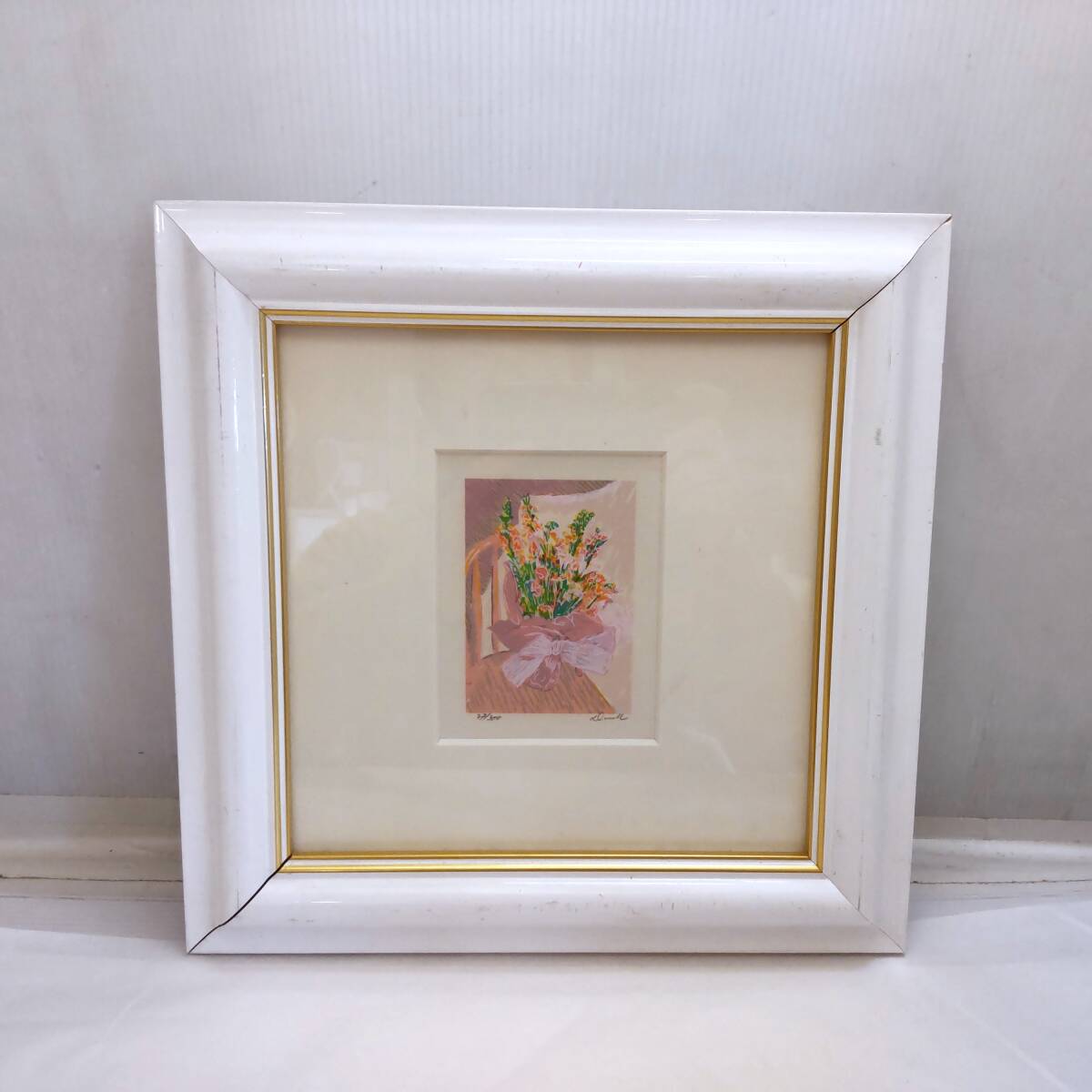 Y122905■シルクスクリーン ドイツ作家物 ゼッケル・デュレク 37/300 花束と椅子の絵 額装 約26cm角 絵のサイズ 幅約6cm 高さ約8.5cm■