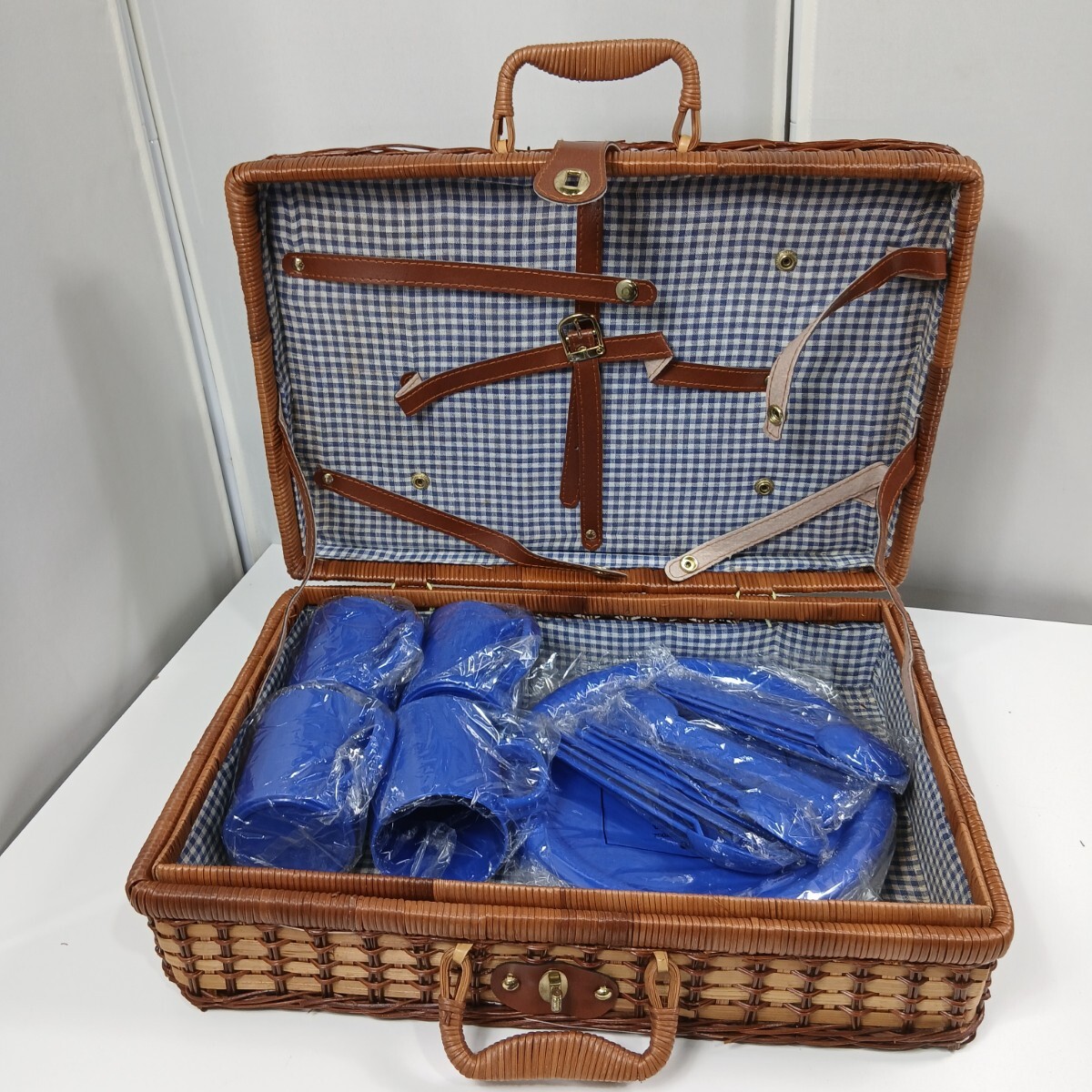#1123 ピクニックバスケット バスケット ラタン レトロ 食器付き アウトドア かご/和歌山県にて引き取り大歓迎