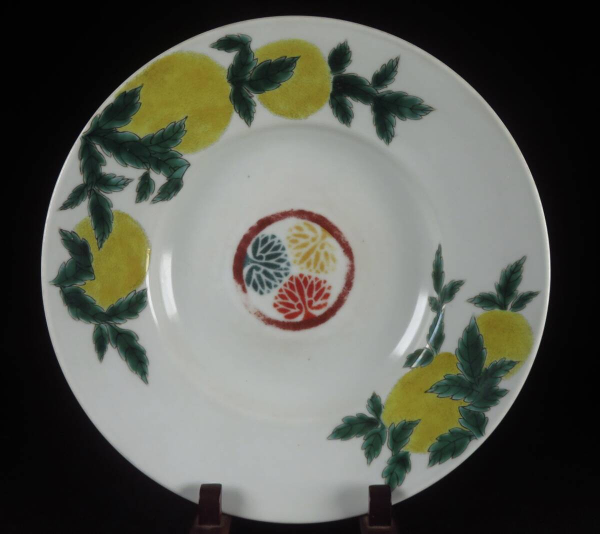 【SAKURAYA】珍品 コレクター所蔵品【色鍋島 色絵菊花三つ葉葵紋飾皿】献上品 希少 細密絵付 鍋島焼 骨董品 古美術品 徳川 直径29.7cm