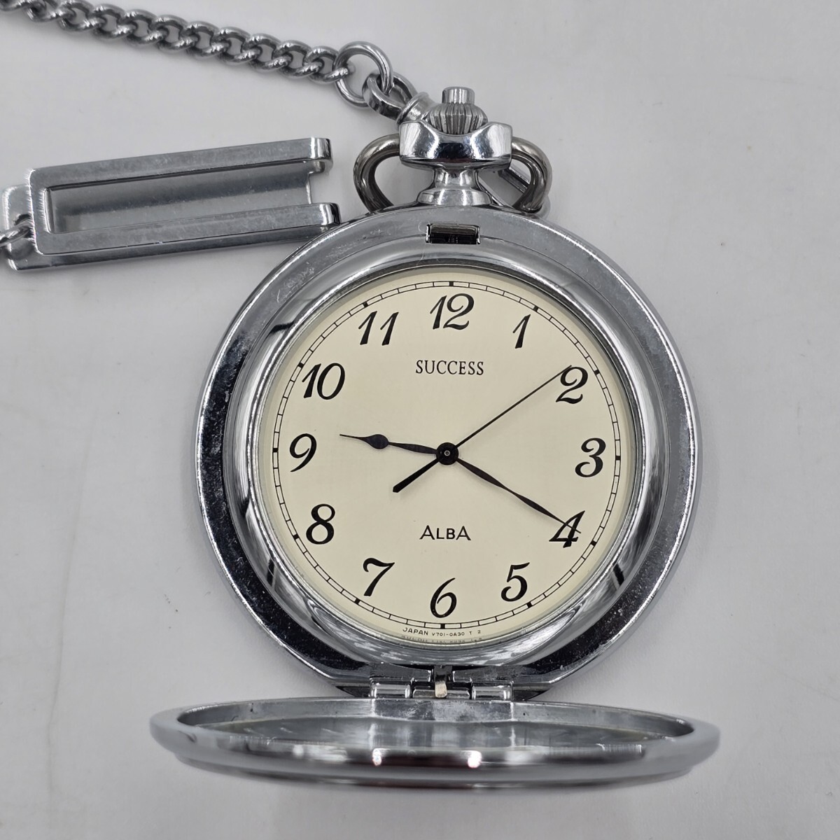 懐中時計 セイコー 稼働 クォーツ SEIKO QZ ホワイト文字盤　電池新品　ALBA　ハンターケース　V701-0A20