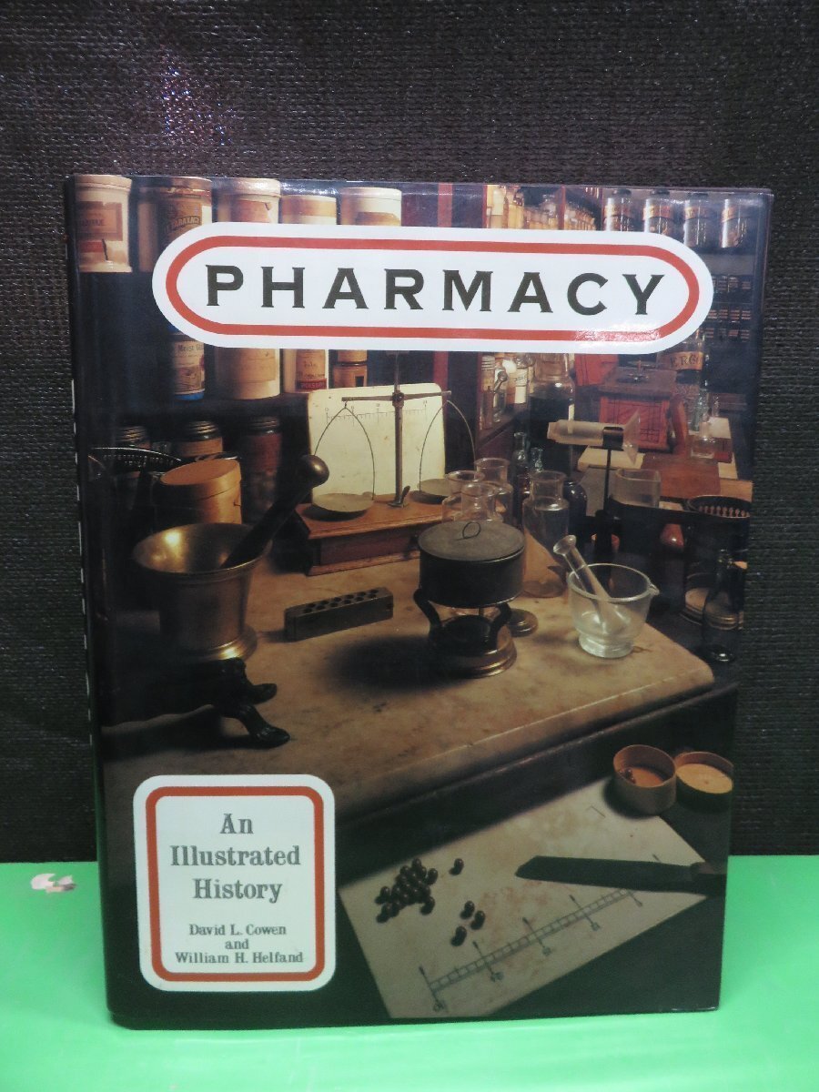 【古書:洋書】Pharmacy: An Illustrated History 発行：Harry N. Abrams