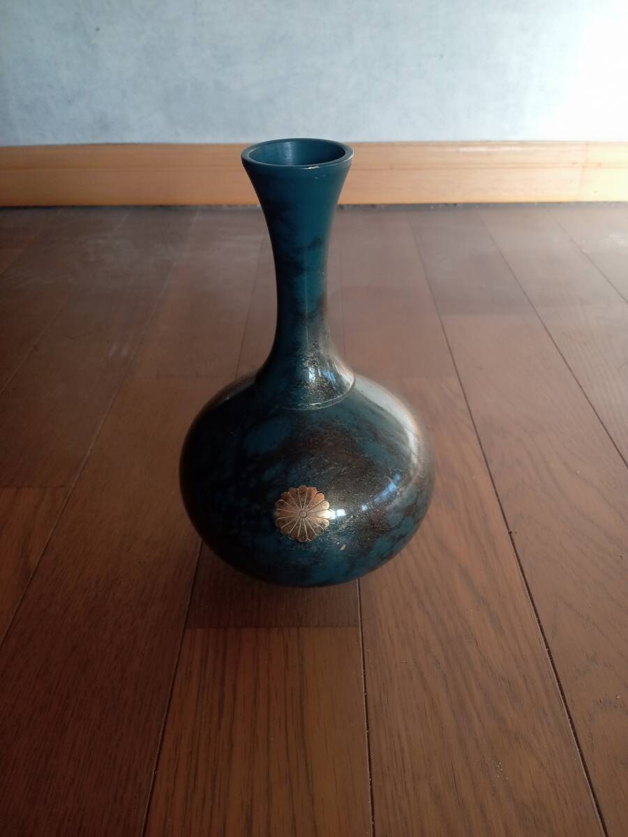 花瓶　青銅　菊紋入り