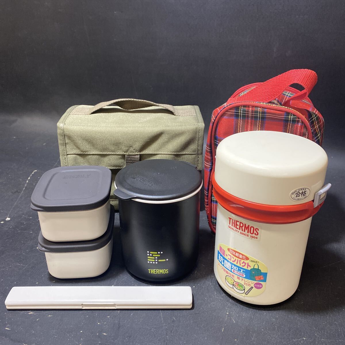 N 7005　[ THERMOS サーモス 保温弁当箱 2セット まとめて！！]　中古品 ケース付き 箸付 ３点セット ブラック レッド ランチボックス 
