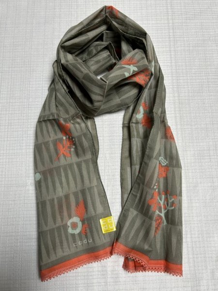 ☆新品☆KODUE HIBINOひびのこづえ/可愛いロングスカーフ/花柄グレー系