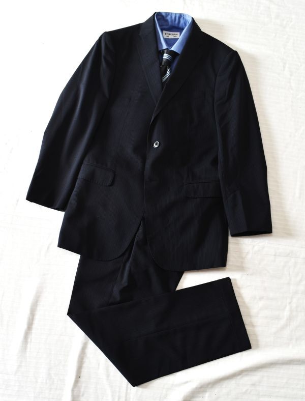 135★アルマーニ★ARMANI COLLEZIONI METROPOLITAN★ネイビーのストライプ ★ドレッシーで美しいラインお洒落な2釦シングルスーツ46細身Ｍ