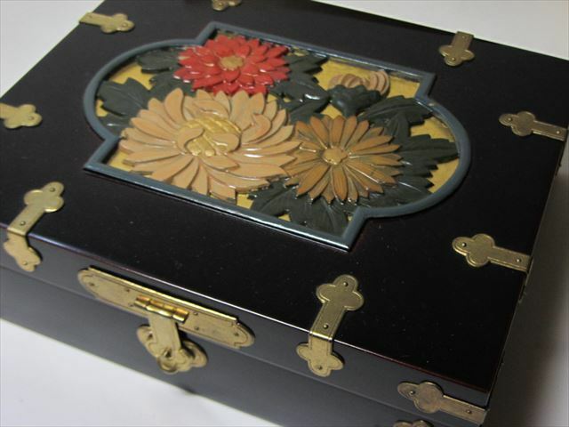 木製うるし溜塗　宝石箱　趣ある金具と繊細な菊の彫刻　大切な小物入れに 大事な書類入れに 時代物の奥深い美しさ　