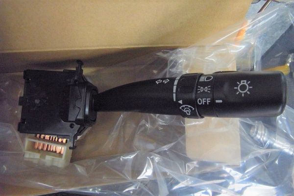 新品・未使用・純正品 スバル レガシィ BE5/BH5/BHE ウインカー スイッチレバー ディマースイッチ