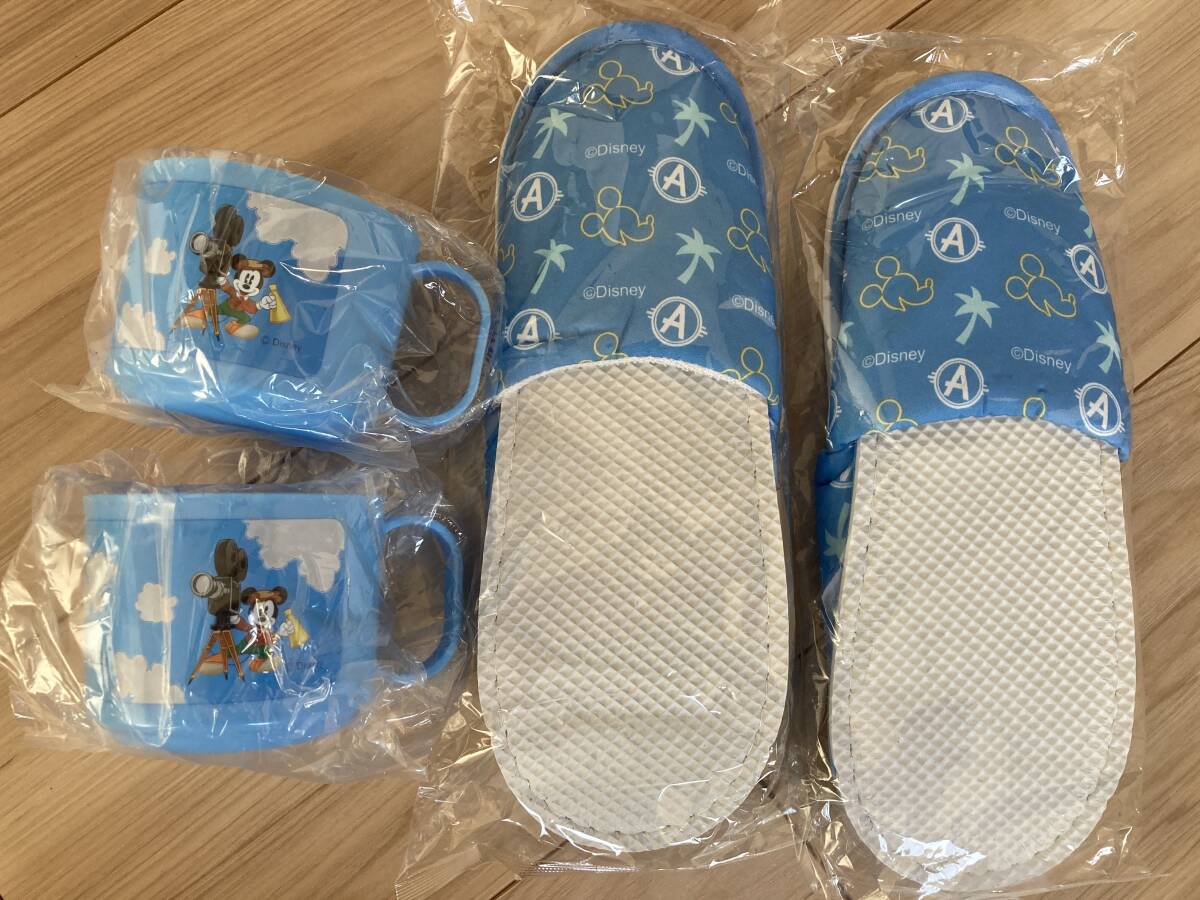 【新品未使用】子供用ディズニーのスリッパ、プラスチックマグそれぞれ2点の4点セット