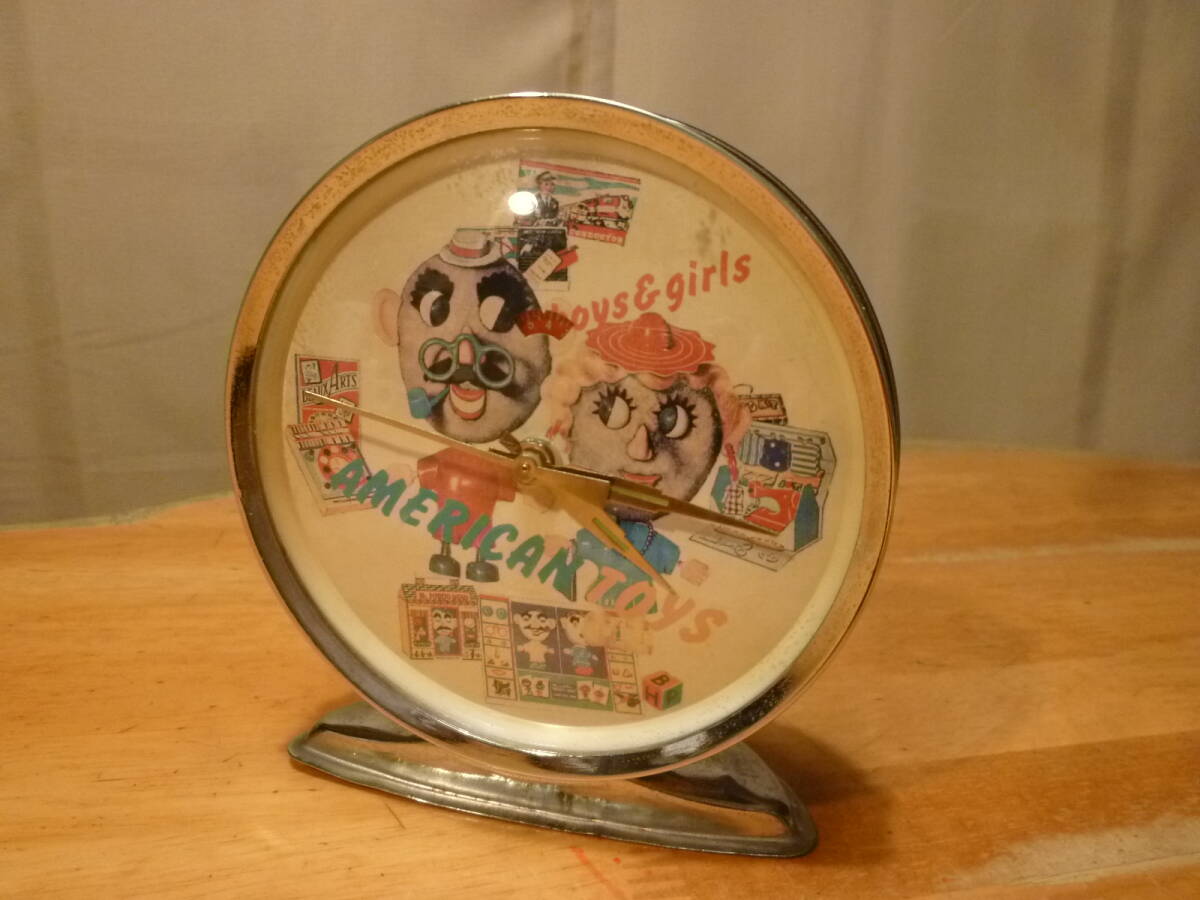 ANERICAN TOYS　ちょっと変わったデザインのゼンマイ式時計 2