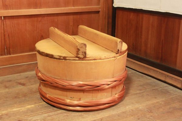 【旧家蔵出し】★美品 古民具『良い色合い 古い木桶』直径約44㎝ 竹タガ 蓋付き★(検:初だし/古民芸/古民家/昭和/樽/お櫃/当時物)71212F