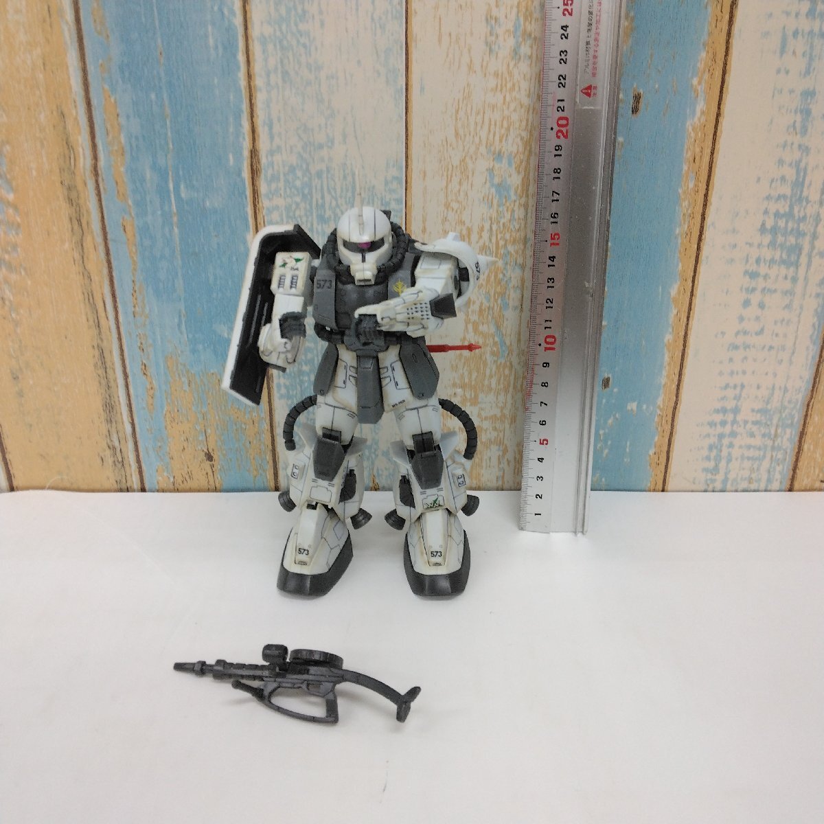 ガンプラ 塗装済み完成品 機動戦士ガンダム MG シン・マツナガ専用ザク MS-06R (箱・説明書なし) ジャンク品