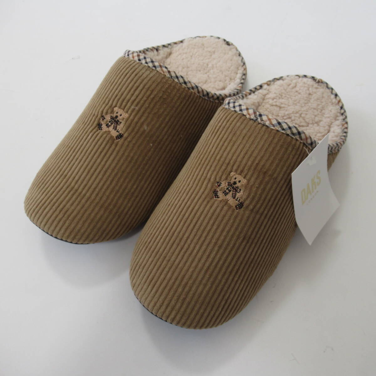 ■■202601即決■ DAKS ダックス新品 カーキ内側ボア素材コーデュロイ ベア刺繍室内用 ルームシューズ スリッパ 日本製 26ｃｍ