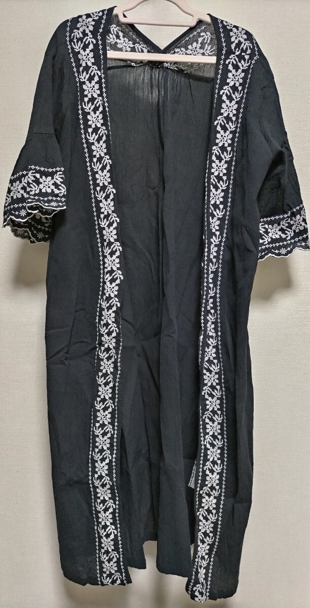 Te chichi TERRASSE テチチ　民族調刺繍入り黒いクレープ素材の羽織り/ロングカーデ/ロングシャツ/スカラップ