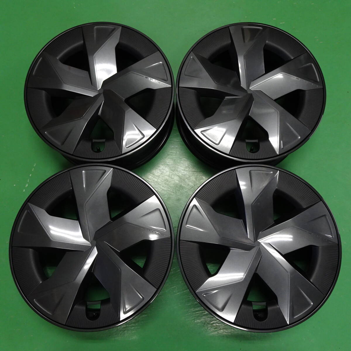 ★2025年6月納車・送料2600円～ トヨタ 新型 60系 プリウス U GRADE 純正 17インチ アルミホイール+ホイールキャップ 4本セット