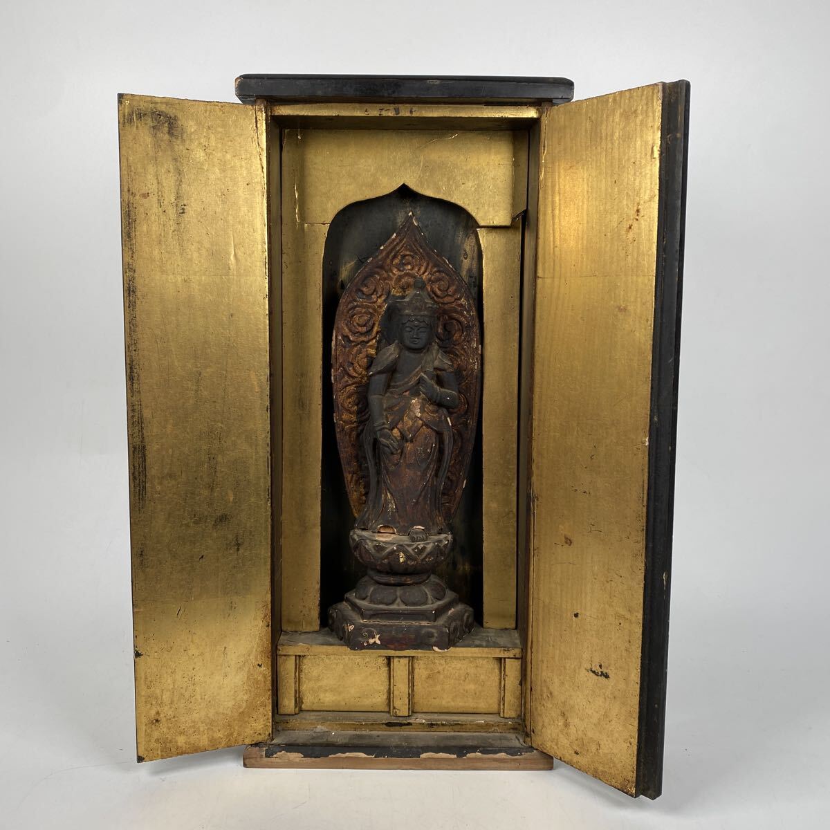 旧家整理品 仏教美術 木彫 厨子 金彩 観音菩薩立像 寺院 仏閣 仏壇 仏具 時代 古作 骨董品 古美術品 民主仏 仏像 佛像【19】