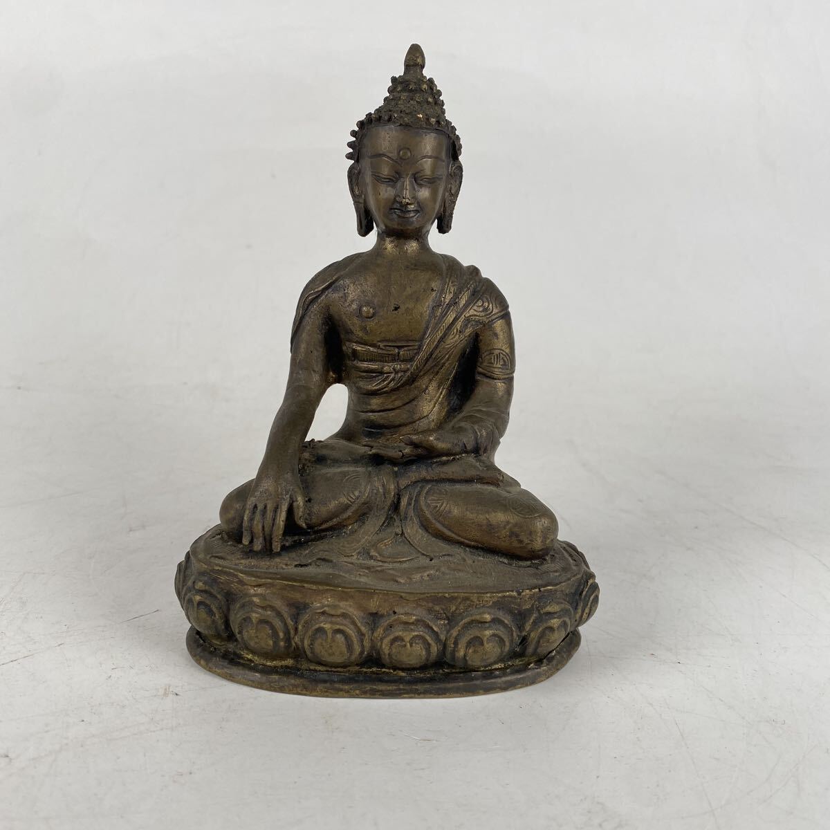 銅製 チベット仏 釈迦如来坐像 時代 仏像 佛像 タイ 骨董品 古美術品 寺院 仏閣 仏教美術 細密彫刻 中国古玩 中国古美術 高さ15cm【113】