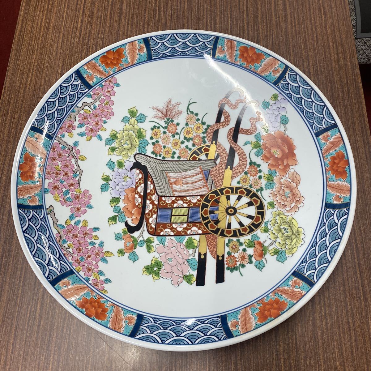 有田焼　金龍窯博山作　染錦御所車文飾皿　皿　作家　在銘　共箱　美品　皿立て　立札　直径45.7cm【119】