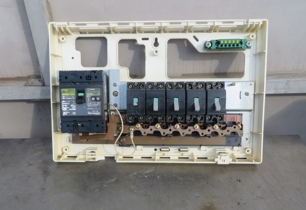 X-766■住宅用分電盤　前面カバーなし　日東　漏電ブレーカ　40A/回路6（空き1）　ツマミ1つ破損あり　中古