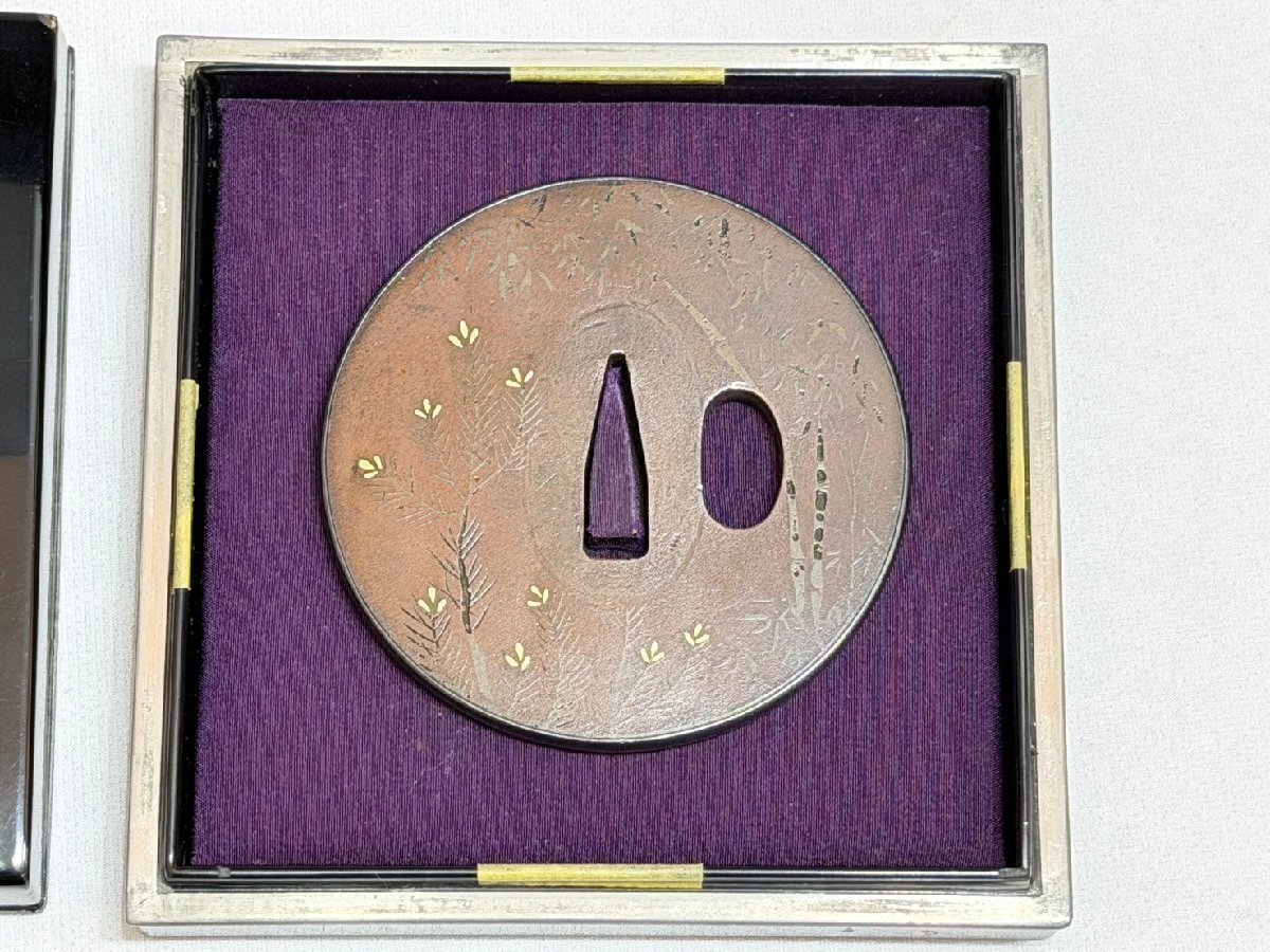 鍔 銘 間 若松 菊 竹 刀装具 重量 約189g 丸型 鉄地 江戸時代 鐔 時代物 コレクション 刀剣