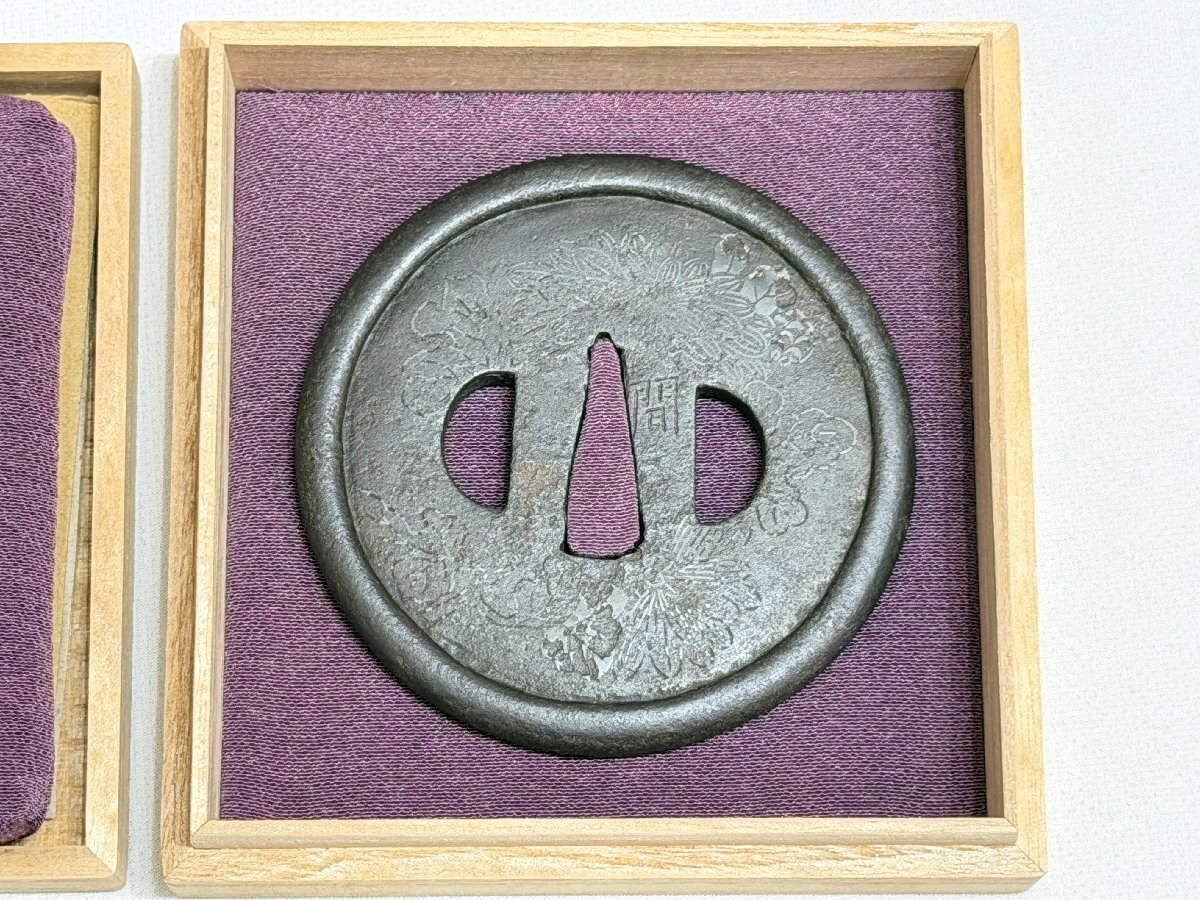 鍔 銘 間 丸型 鉄地 丸耳 菊花散図 重量 約186g 刀装具 箱付き 江戸時代 刀剣 コレクション