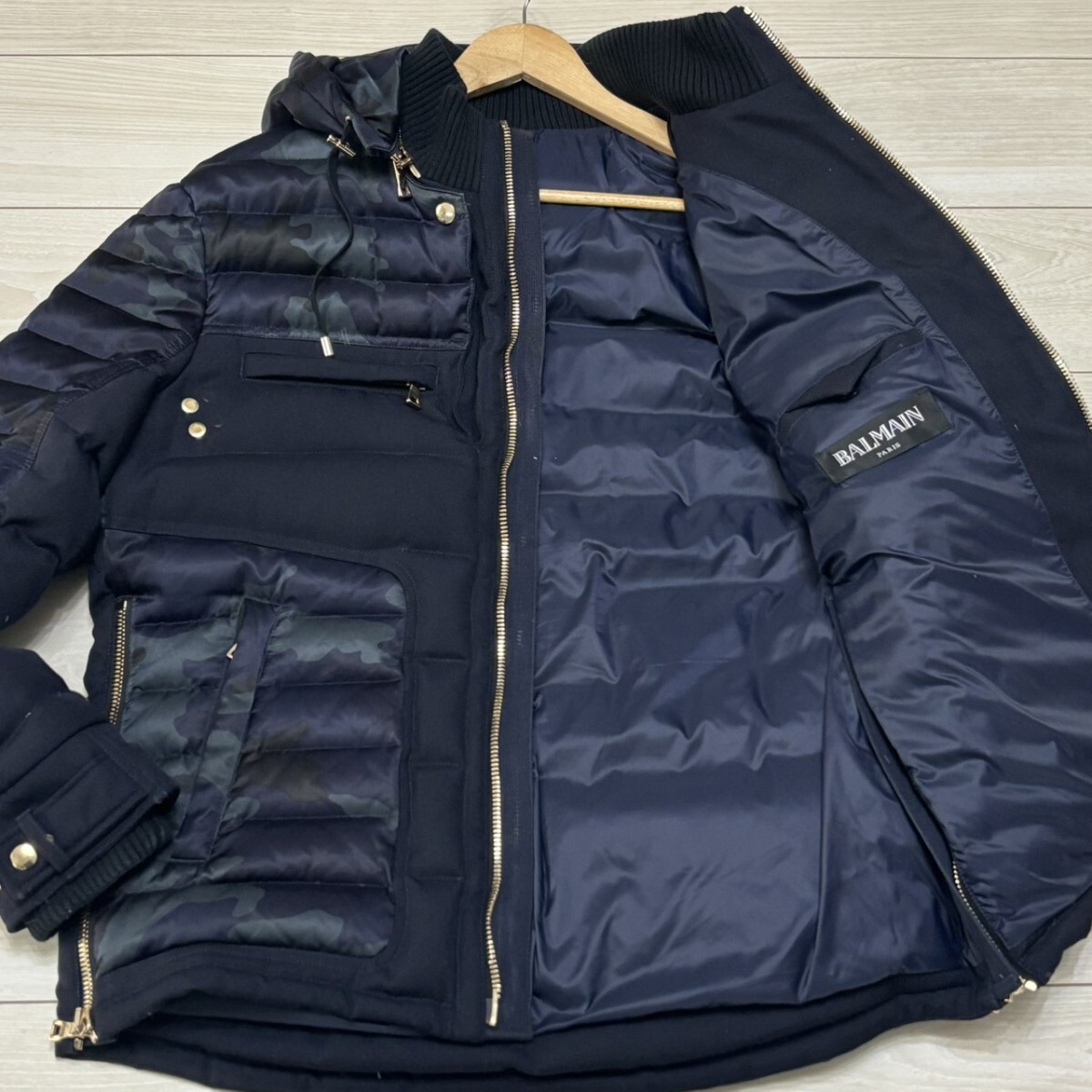 未使用級/XLサイズ●BALMAIN バルマン バイカー ダウンジャケット スタンドカラー フード着脱 異素材 切替 キルティング迷彩柄 極暖 高級感